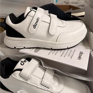 White womens /mens. Extra wide Shoes